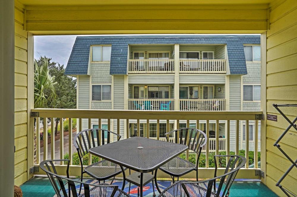 Walk to Beach Isle of Palms Condo with Pool Access!